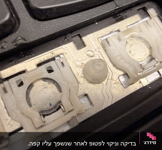 מקלדת מחשב עם מקש חסר, מראה חלקים פנימיים